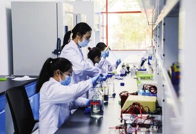 圖為安徽德合功生物科技工作人員正在進行技術實驗
